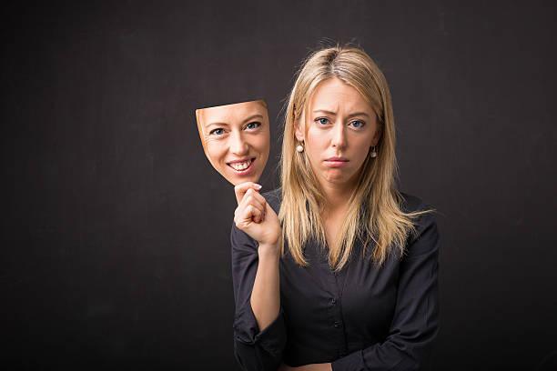 Masque social : pourquoi près de la moitié des actifs ne montrent pas leur vrai visage au travail