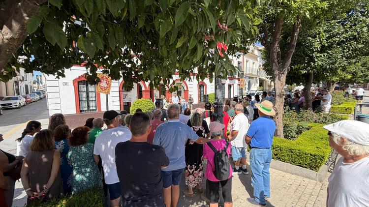 Lebrija muestra su solidaridad con Ceuta en una concentración a las puertas del Ayuntamiento