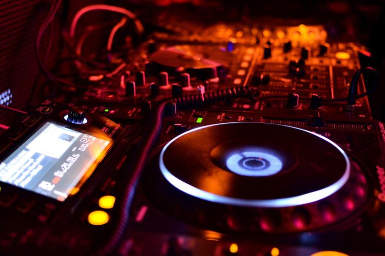 Il sole tramonta sull'aerodromo, la musica comincia a salire: il 15 agosto torna Sansa XL a Maspalomas