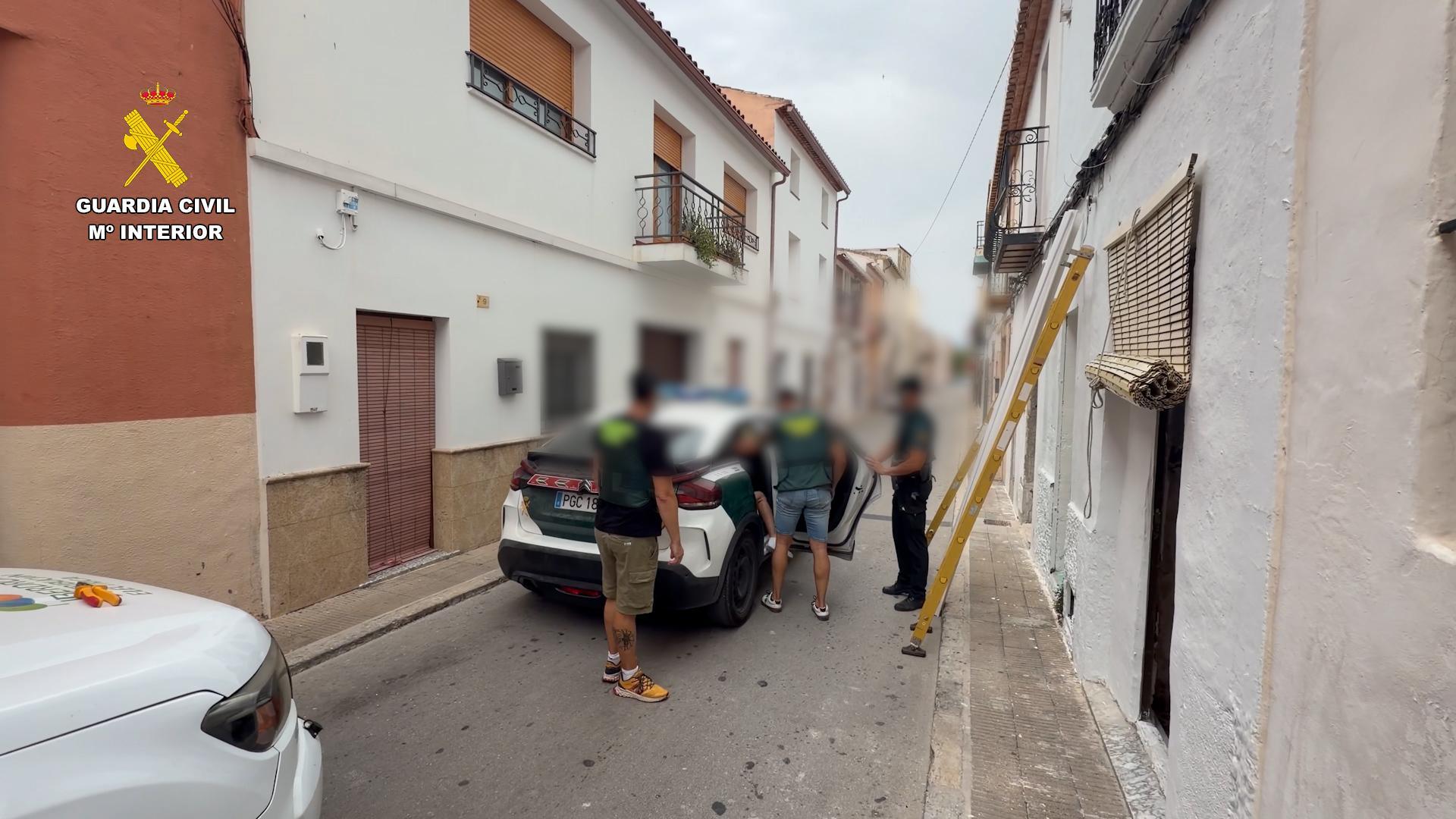 Operación Bonadoor: desmantelado un cultivo de marihuana con 265 plantas en el casco urbano de Teulada