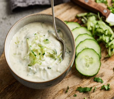 CREMIGER GURKEN-DIP
