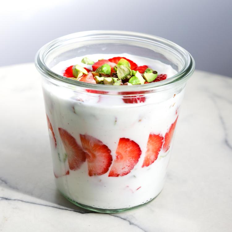 Parfait aux fraises et pistaches