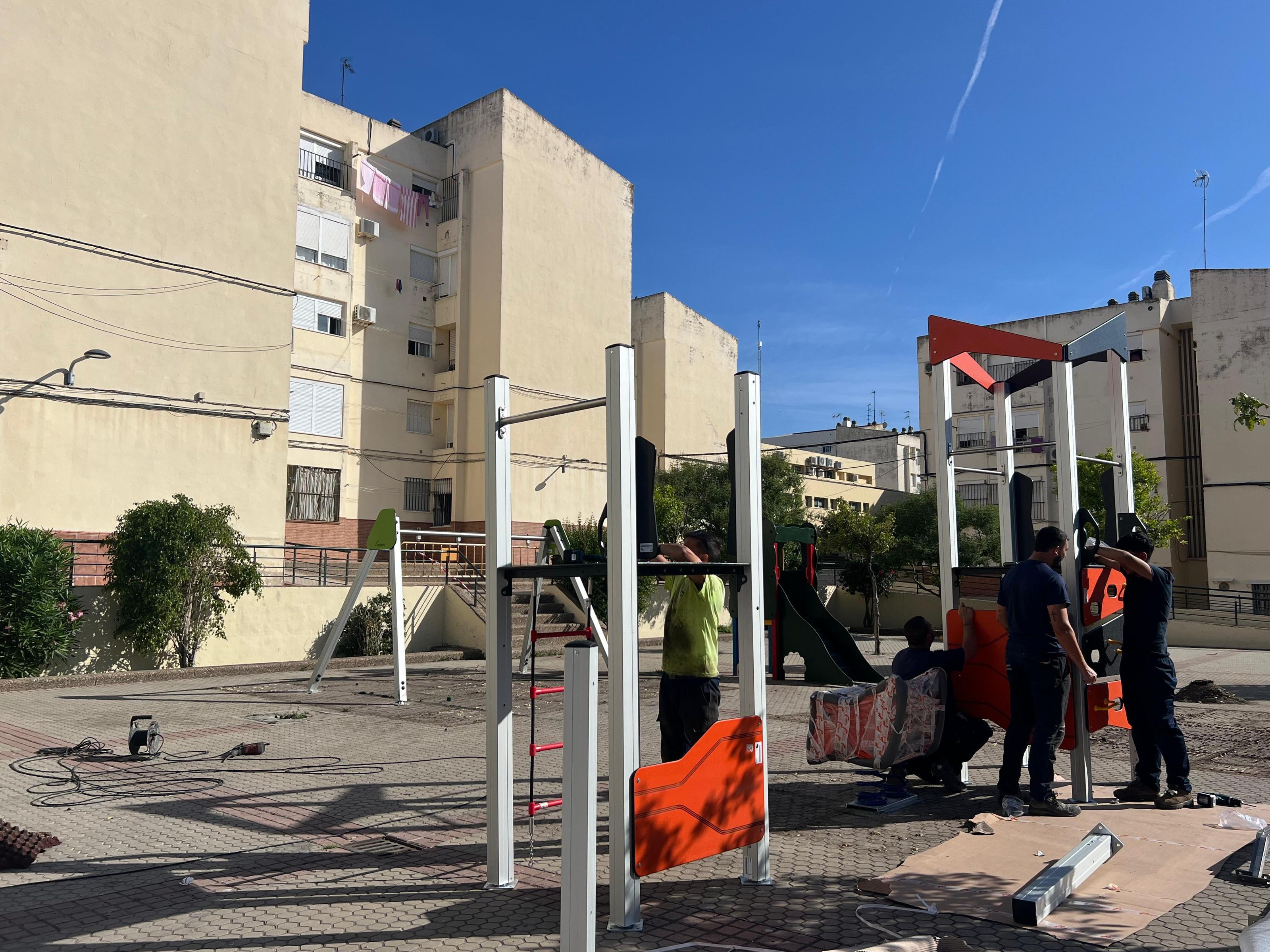 El Ayuntamiento los parques infantiles ubicados en la barriada de Blas Infante y en la calle Narcea