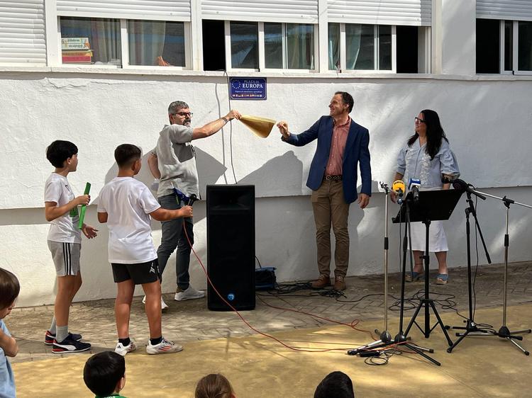 El CEIP Elio Antonio inaugura la Plaza de Europa tras culminar sus movilidades Erasmus+