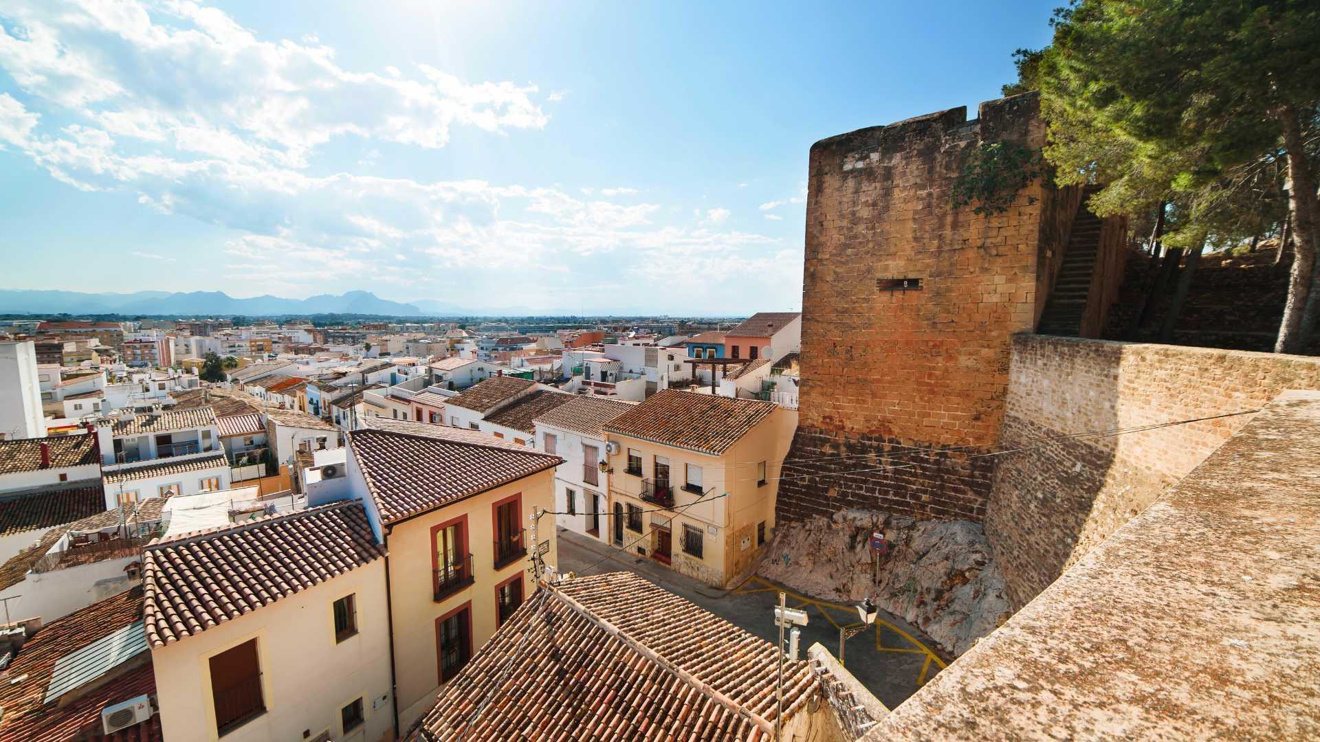 Dénia amplía las zonas para nuevas viviendas turísticas y eleva al 25% el límite de crecimiento