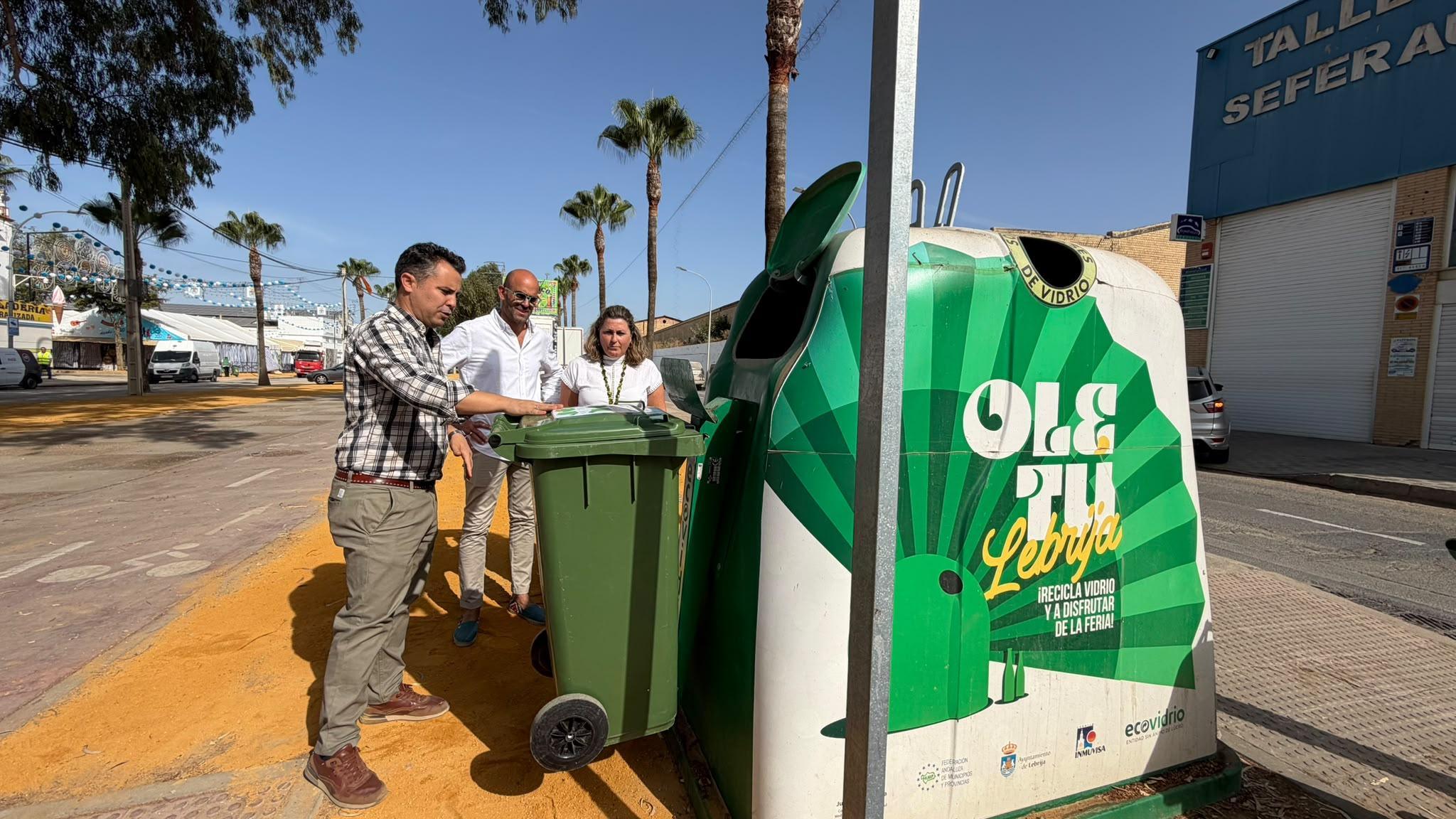 Las casetas de la Feria de Lebrija contarán con más de 60 cubos para facilitar el reciclaje de vidrio