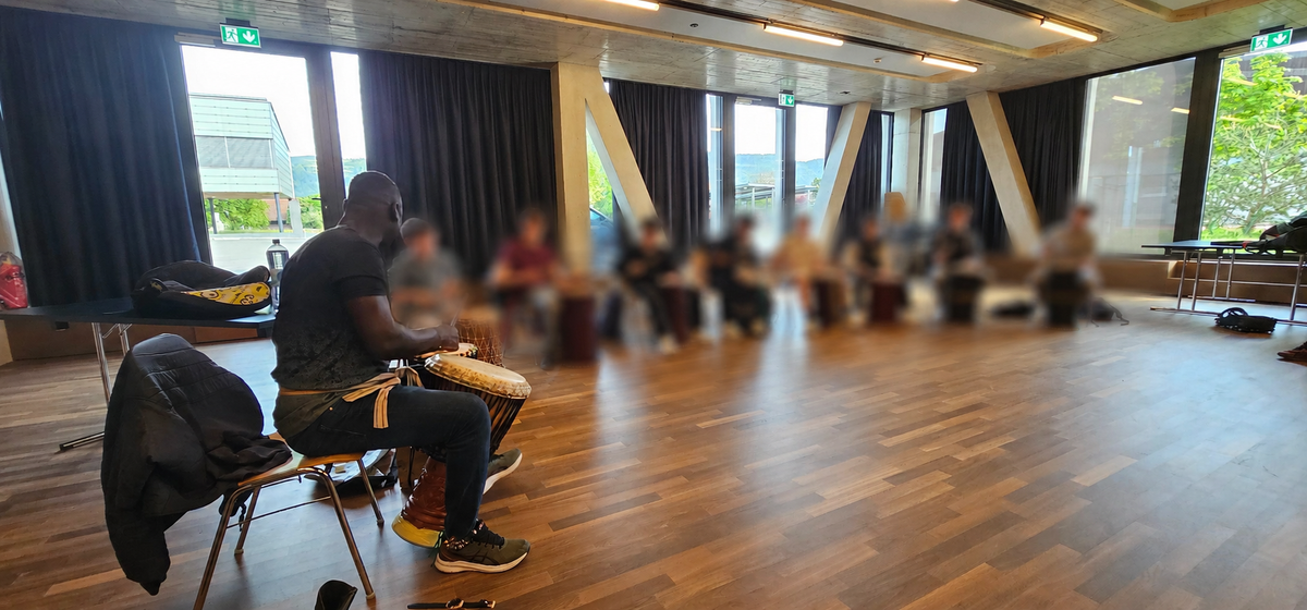 Afrikanisches Trommeln im Schulhaus Domus Scientiae