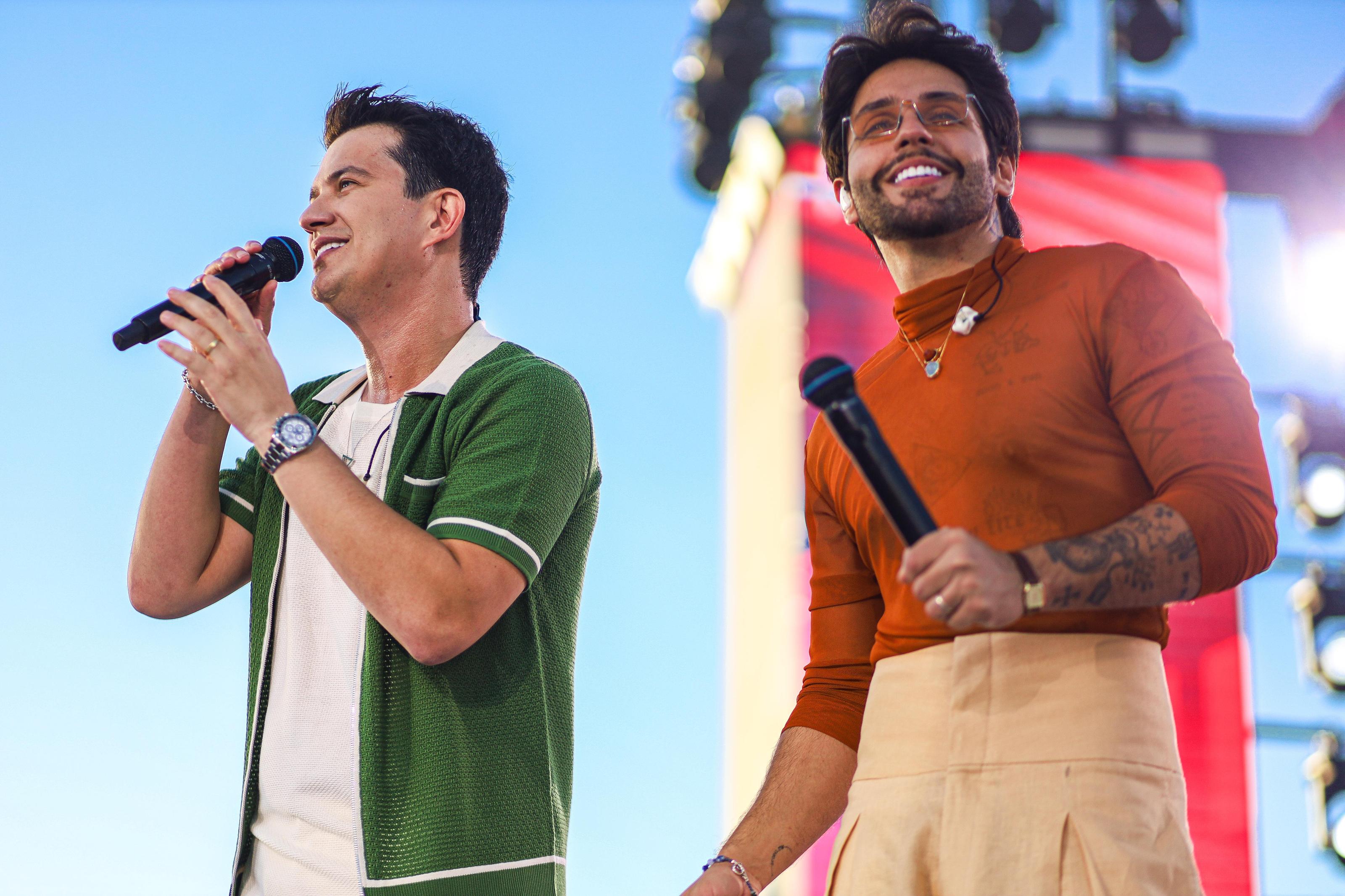 Hugo e Guilherme gravam audiovisual  às margens do Rio Araguaia, em Aruanã (GO)