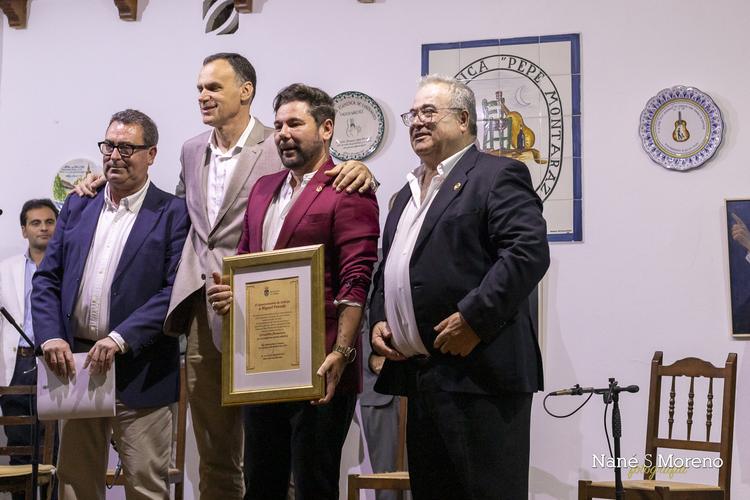 Miguel Poveda recibe la Giraldilla Flamenca, un galardón otorgado por la Peña Flamenca Pepe Montaraz