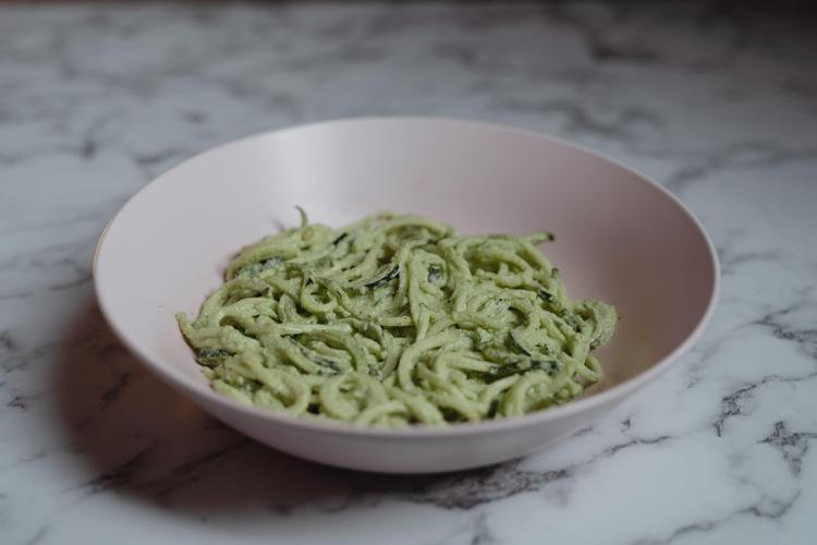 Courgetti sauce crémeuse cajou-basilic