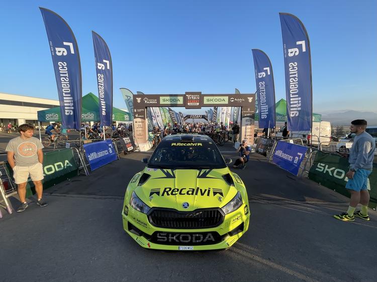 'Cohete' Suárez abre carrera con su Fabia RS Rally2 en la Škoda Titan Desert Almería