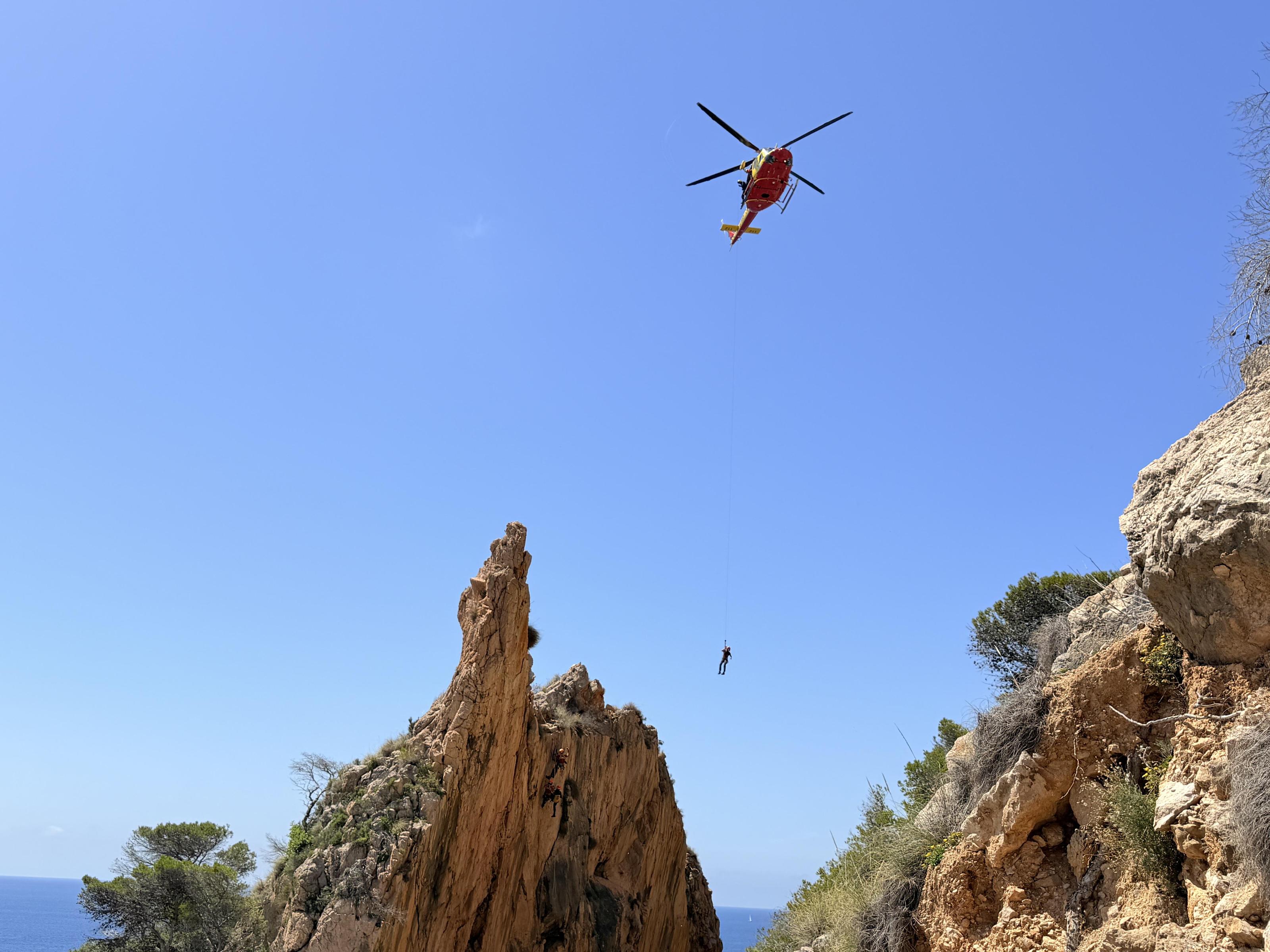 Benitatxell pone a prueba sus protocolos de emergencia con un simulacro de rescate en la cala del Moraig