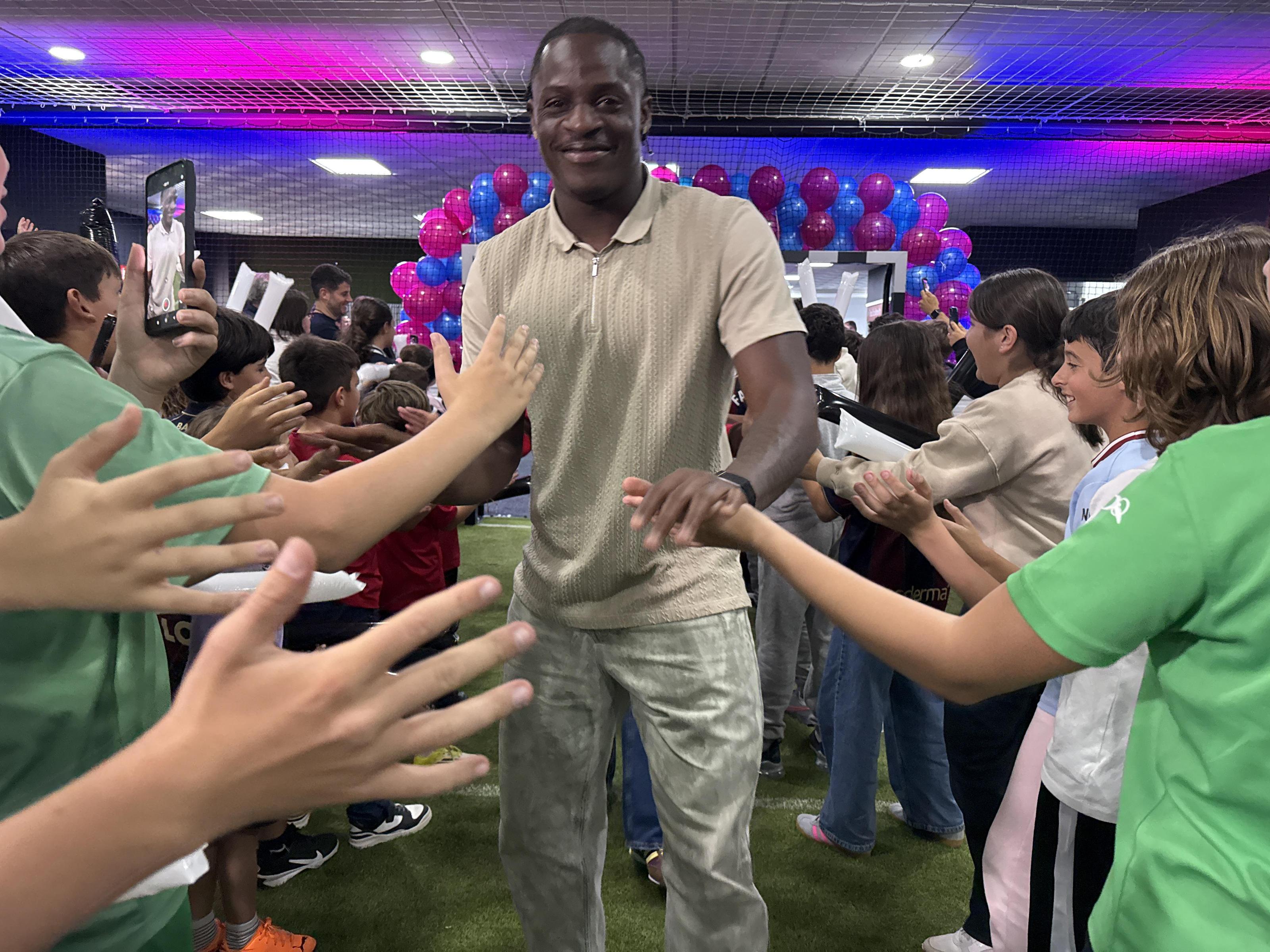 Jugadores del Levante llegan al Verger para presentar la peña de la Marina Alta