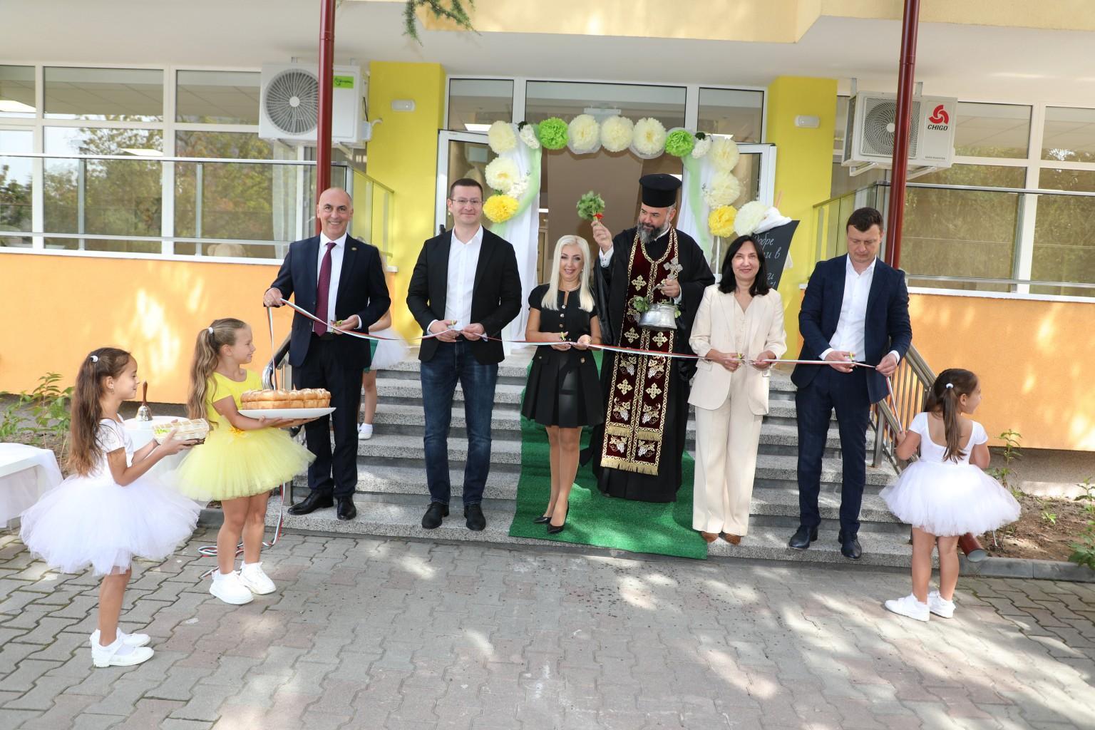 Зам.-кметът Надежда Чакърова откри новата учебна година в обновените ОУ „Самара“ и ДГ №66 „Детски рай“
