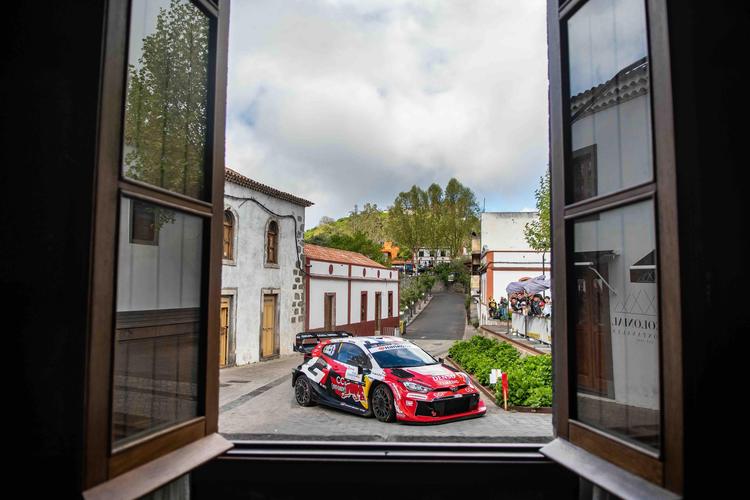 Duelo a la décima entre Sébastien Ogier y Oliver Solberg antes de la etapa final