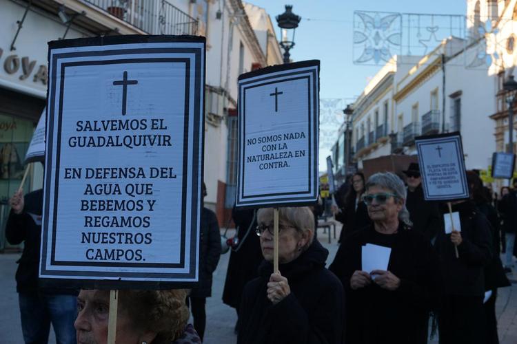 La protección del Guadalquivir frente a los vertidos mineros moviliza a miles de personas en Sanlúcar de Barrameda