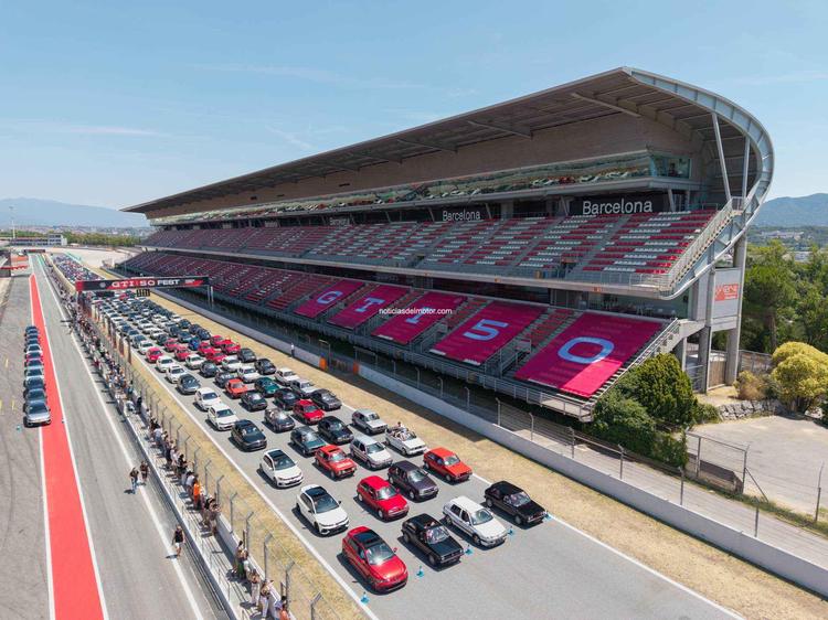 VOLKSWAGEN REÚNE A MÁS DE 1.500 GOLF GTI DE TODAS LAS GENERACIONES Y 4.000 AFICIONADOS EN EL GTI 50 FEST