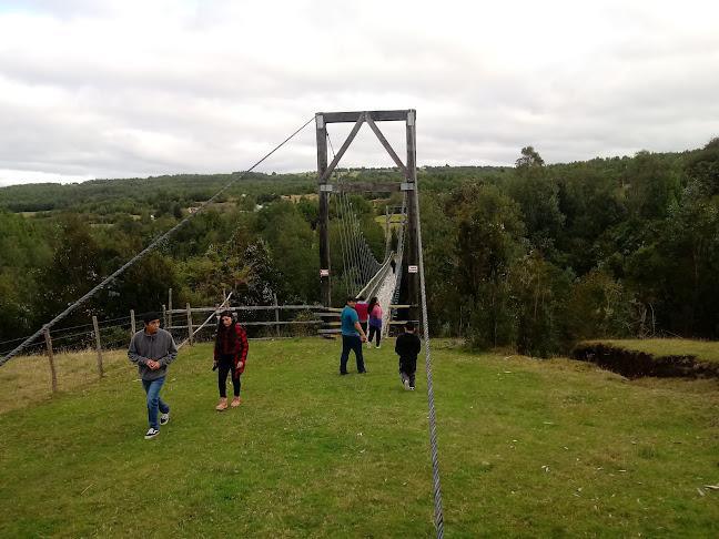 Pasarela colgante de Apeche en Queilen, Chiloé, Sur de Chile