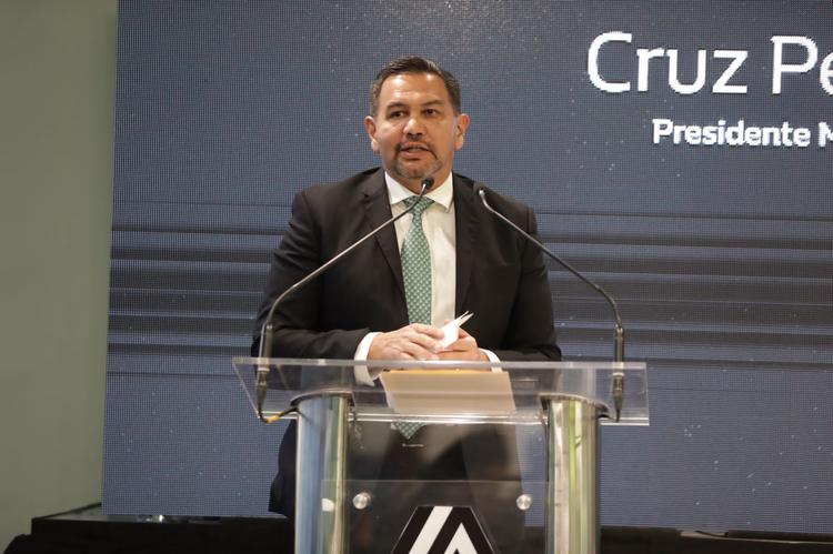 Alcalde Cruz Pérez Cuéllar asiste a inauguración de nueva agencia Renault