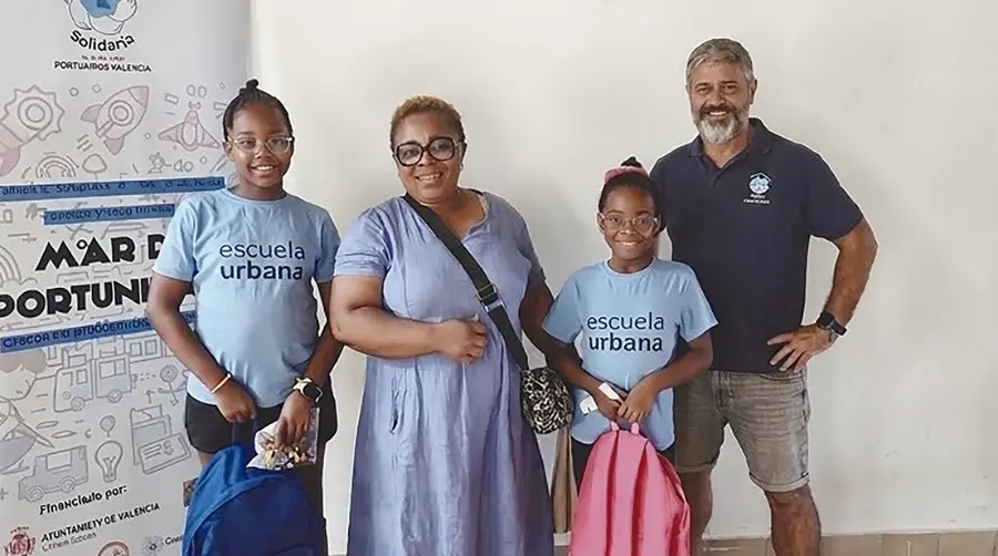 Coordinadora Solidaria Valencia entrega material escolar a 120 menores