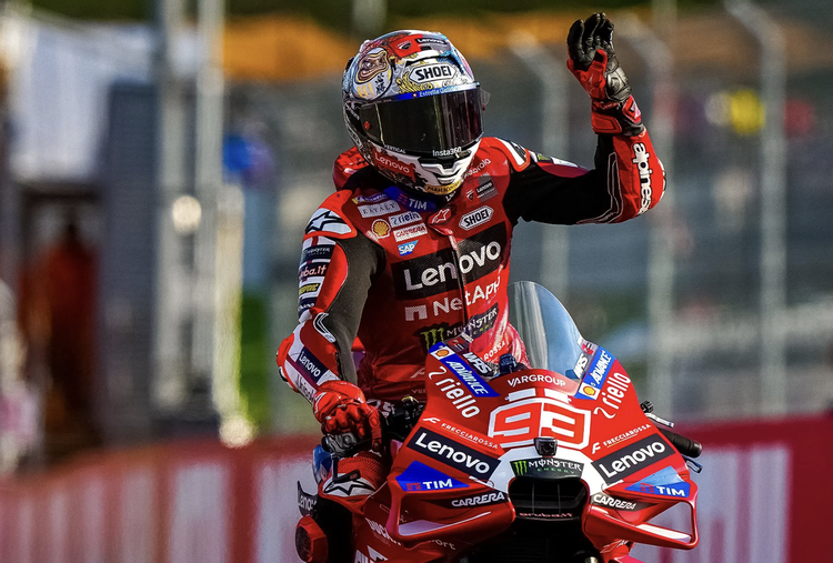 Marc Márquez se alza con la victoria y Moreira brilla con su primer podio en sábado