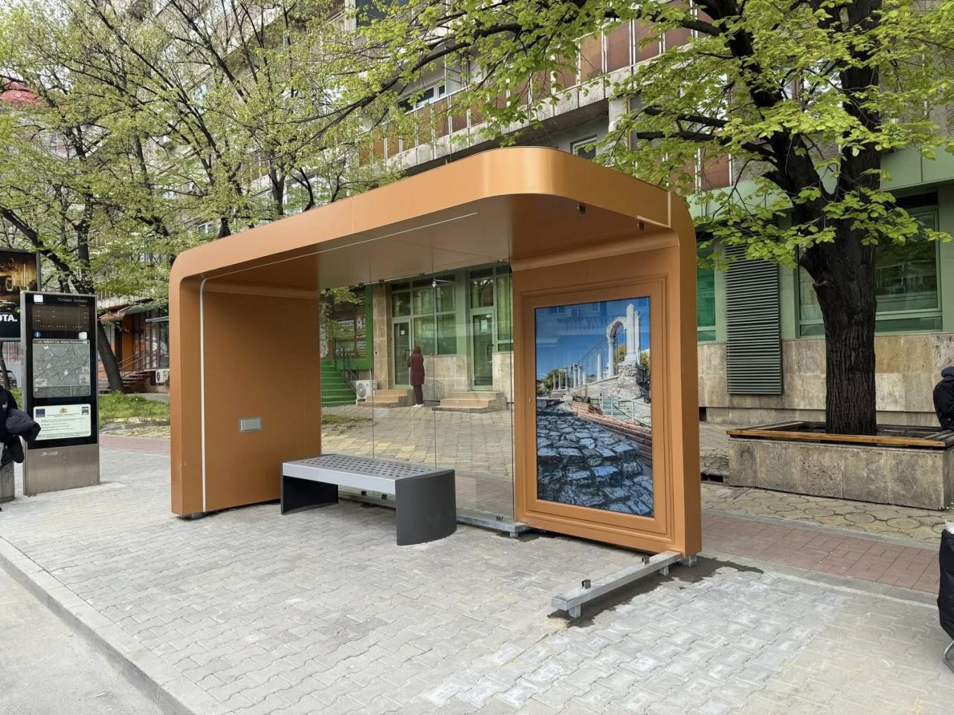 Община Стара Загора представи първия нов модерен заслон на спирка от градския транспорт