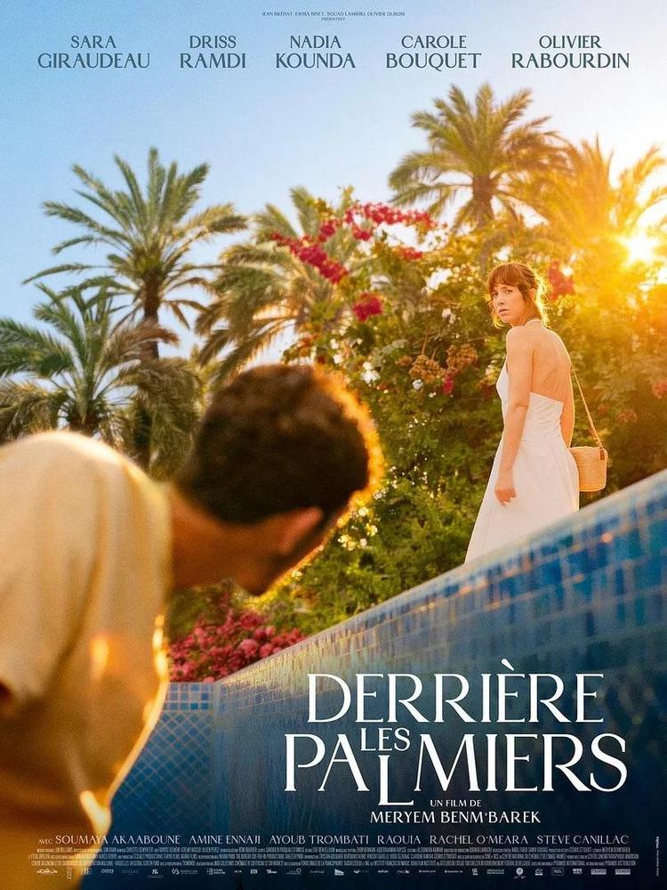 Derrière les palmiers