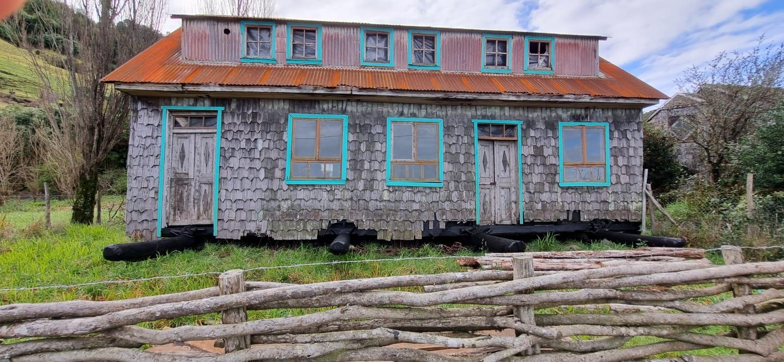 Minga tiradura de casa en Dalcahue, Chiloé, Sur de Chile