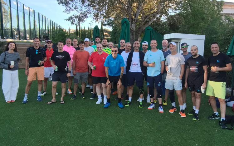 🌬️ Le vent a bien tenté de voler la vedette… mais sans succès ! 🎾🍻