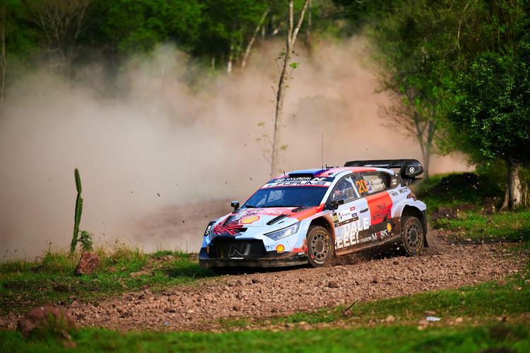 Rally de Paraguay: Sábado tranquilo para Paddon; Fourmaux brilla en Paraguay