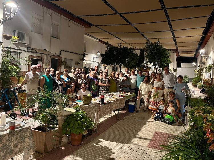 Los vecinos de la barriada de La Oliva celebran una convivencia estival