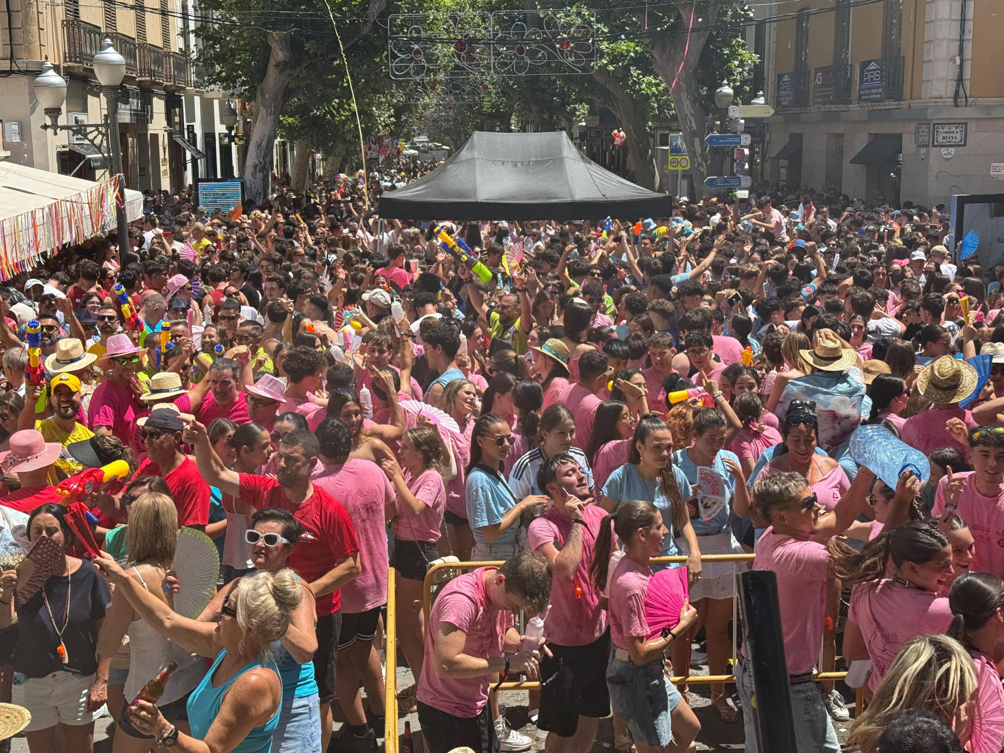 Dénia da la bienvenida a las Fiestas 2026 con un multitudinario chupinazo