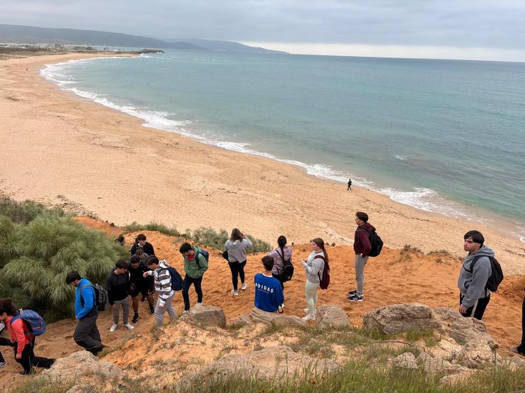 Más de medio centenar de jóvenes participan en la actividad de senderismo organizada por la Delegación de Juventud de Lebrija