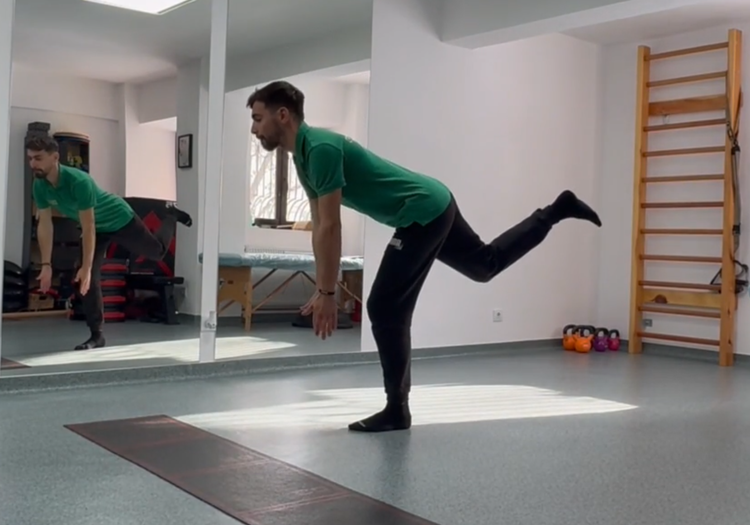 #13 „Îndoire din șold” pe un picior (Single-Leg Deadlift)