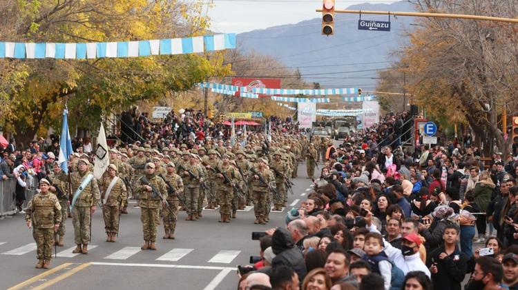 Sconfienza invita a los vecinos al Gran Desfile Cívico Militar en Luján de Cuyo