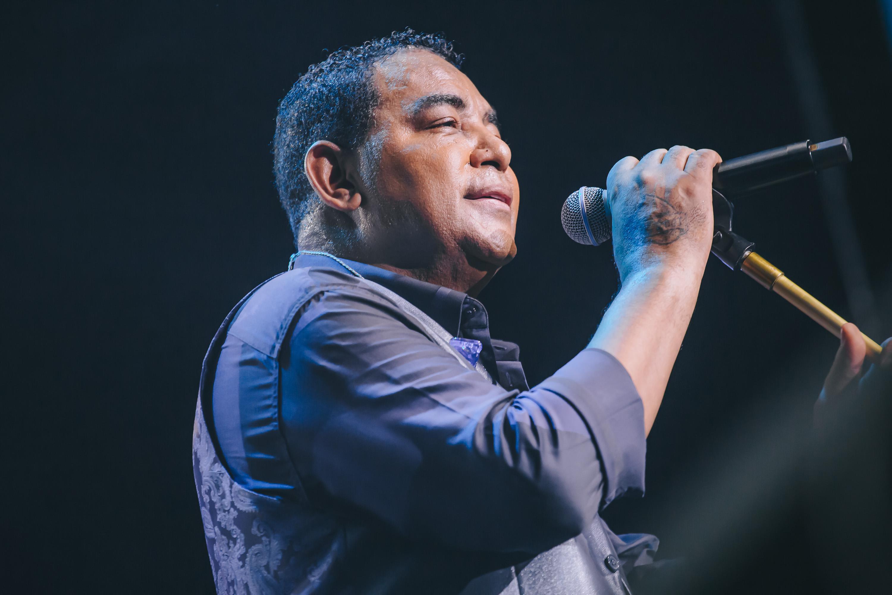 Raça Negra lota Espaço Unimed e celebra o amor em noite histórica de sucessos