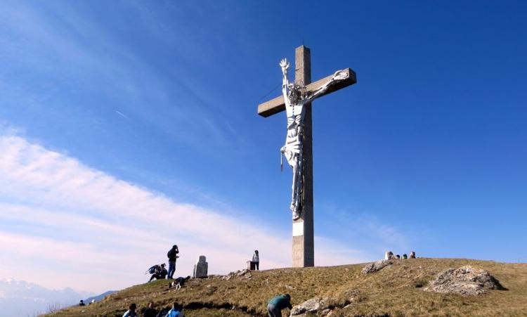 Sorse cent'anni fa la grande croce sul monte Summano
