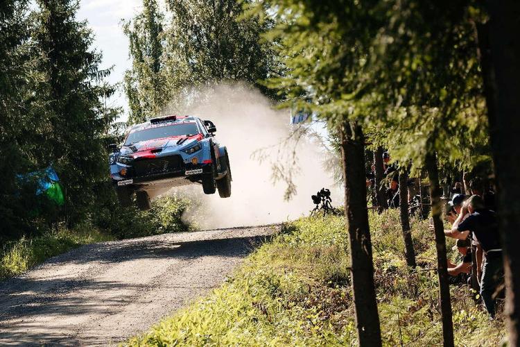 Hyundai Motorsport remonta hasta el cuarto y quinto puesto en el Rally de Finlandia 2026