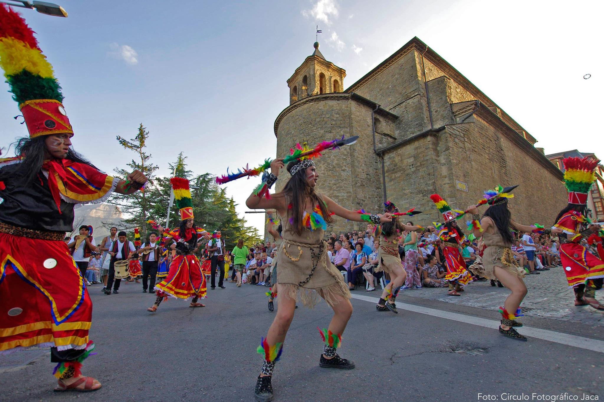 Ven a disfrutar del Festival Folklórico de los Pirineos de Jaca 🗿💃🎎 ¡Una escapa inolvidable!