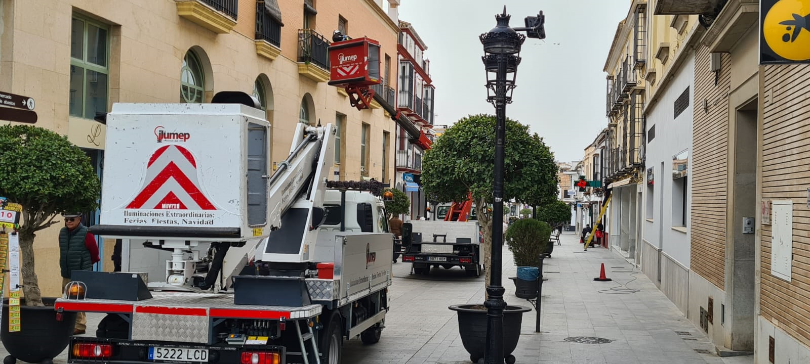 El Ayuntamiento comienza la instalación de toldos en la calle Arcos ...