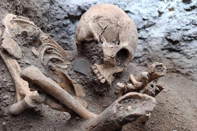 INAH discovers a series of burials from the Teotihuacan Period