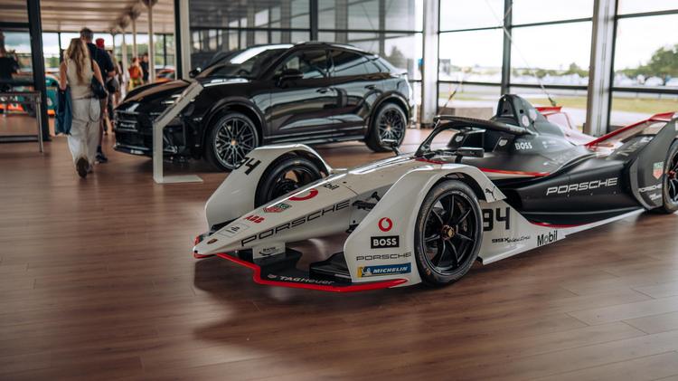 PORSCHE CELEBRA SUS 75 AÑOS EN EL REINO UNIDO