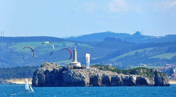 Navegar en Cantabria: la magia de la vela entre bahías, acantilados y calas escondidas