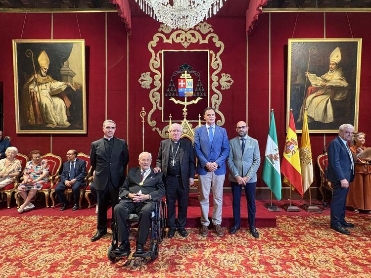 El lebrijano Francisco García, Paco el Chiri, recibe la medalla Pro Ecclesia Hispalense