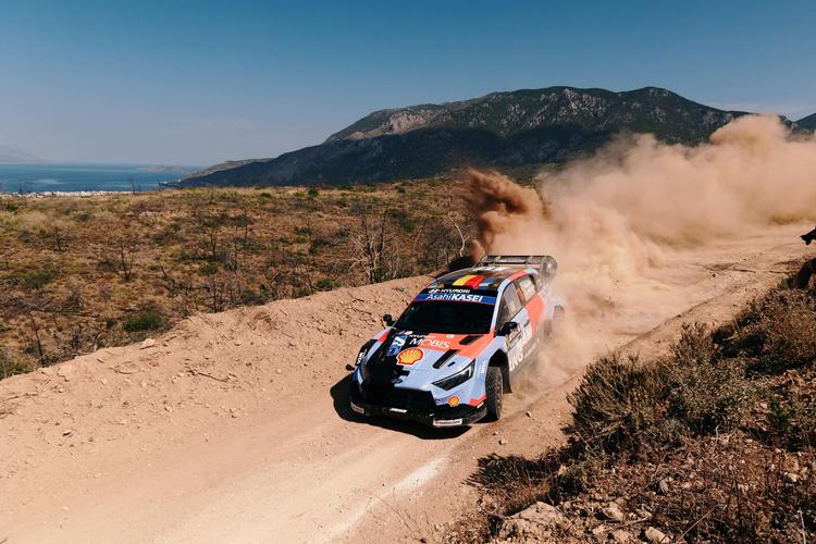 Rally Acrópolis: Thierry Neuville continúa liderando mientras Adrien Fourmaux y Dani Sordo sufren sus segundos pinchazos