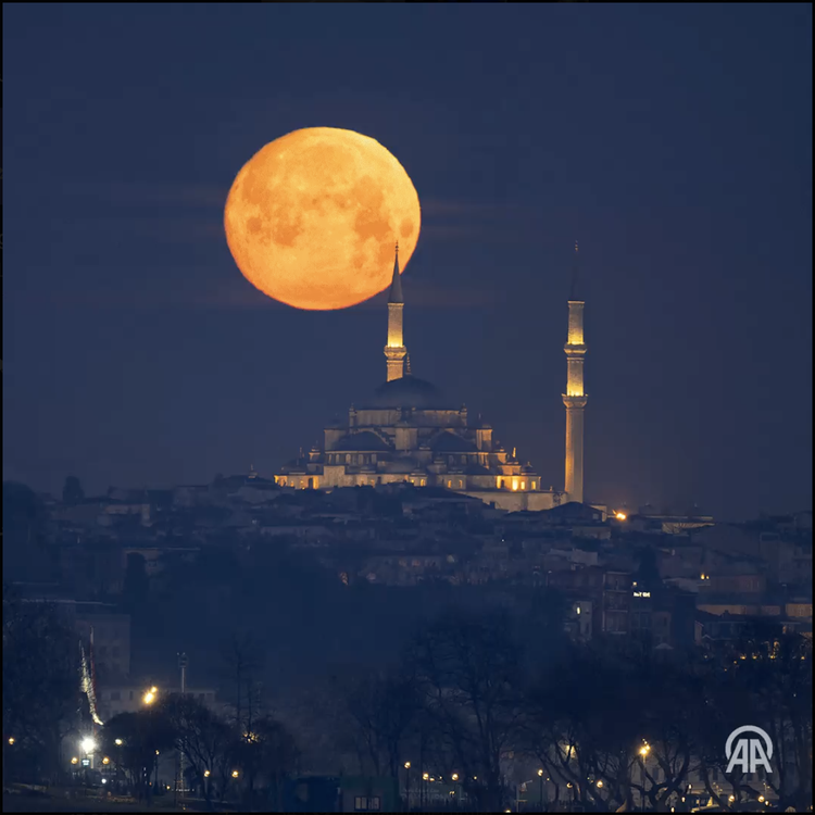 La belle image de la pleine lune à travers les minarets et le dôme de la mosquée Fatih à Istanbul