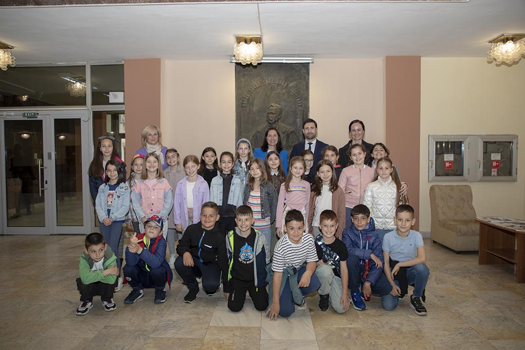 Второкласници от II ОУ „П. Р. Славейков“ гостуваха на Община Стара Загора