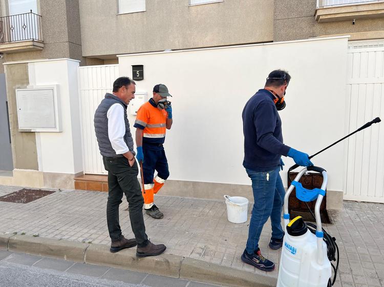  El Ayuntamiento de Lebrija continúa con las labores preventivas de desinsectación y desratización en la red de saneamiento