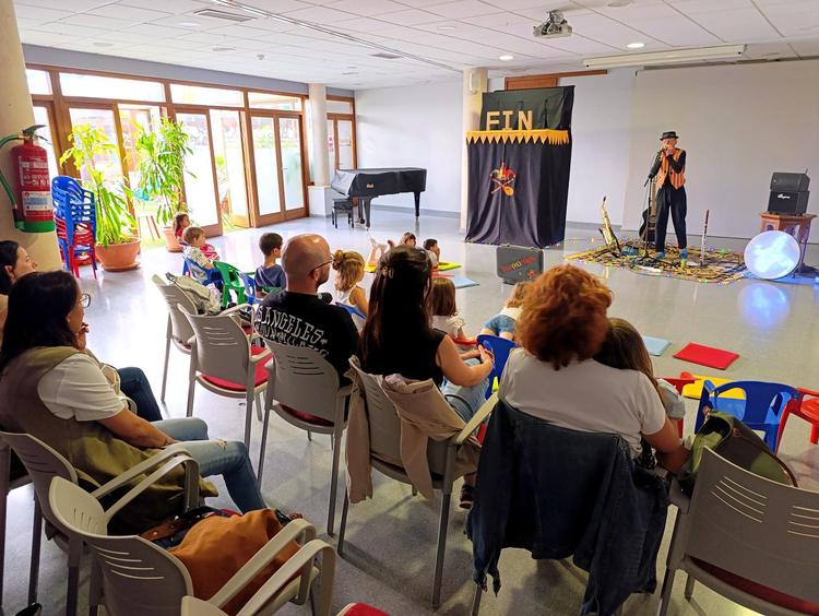 Ondara celebra l'encontre amb els primers lectors amb una vesprada màgica de lectura, música i titelles