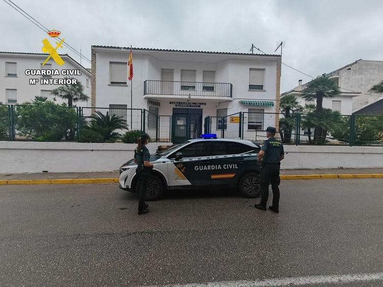 La Guardia Civil detiene a una pareja en Pego por robar las joyas a unas personas mayores mediante engaño